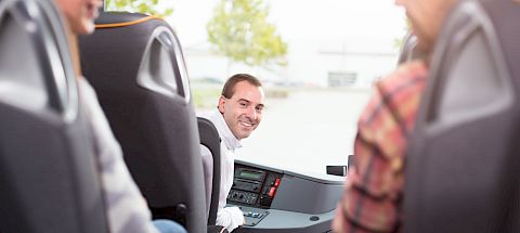 Fahrer bei VarioBus, mit Spaß bei der Arbeit